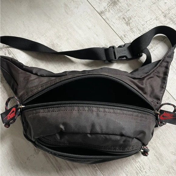 Vintage Nike 90’s Sling Bag Messenger Y2K Swoosh fanny pack NIKE JORDAN bulls - Picture 6 of 16